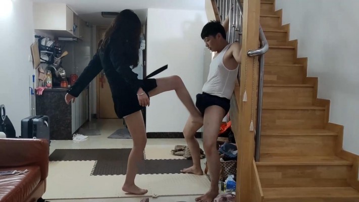 小鱼女神凉高+裸色高跟裸足踢裆猥琐佬 YC-220114