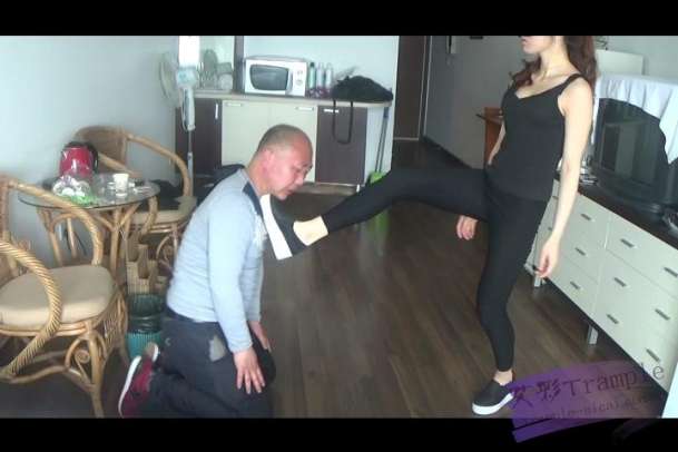 燕子女主足打耳光肉垫