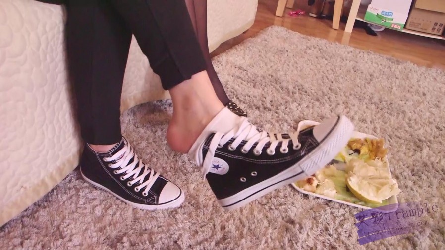 艾丝vivi边吃水果边羞辱观看的你