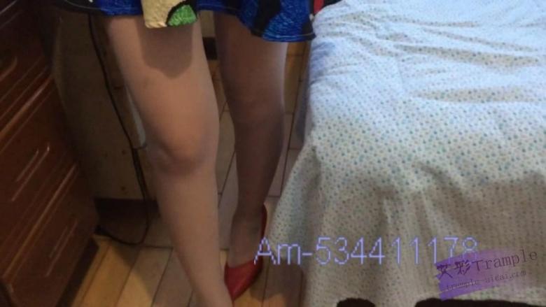 【极品典藏】这样的白丝可以玩一年么？秀足,鞋+偷拍+全身+背影_HD绳艺资源