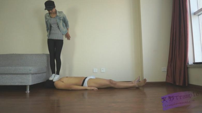 『依玲公主』原味脏脏运动鞋-舔脏鞋，闻鞋内和袜子，踩踏蹂躏