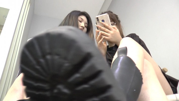 1Kitty baby 第一人称舔鞋底臭袜踩脸