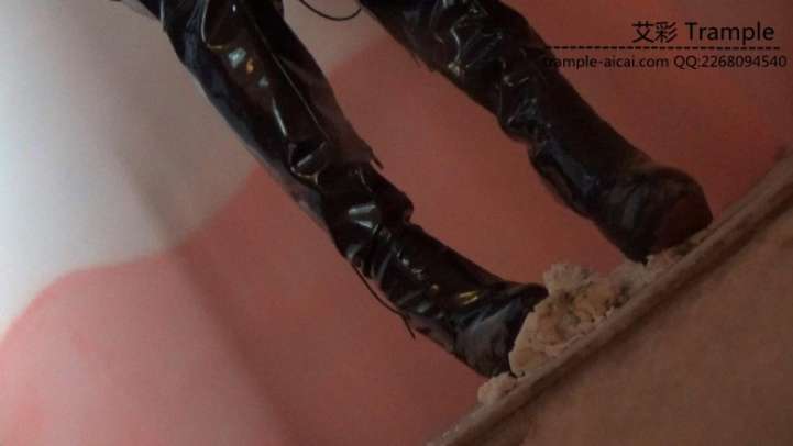 模特小沐漆皮靴物体粉碎 [