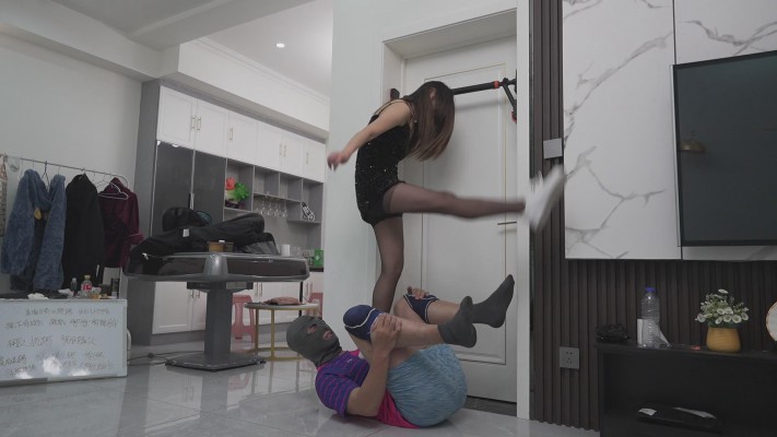 超颜美女一一 史上最暴躁最凶残无停歇爆踢踹裆 无死角 YC-230218-4