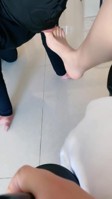 【佳琪女王】学生朱长靴踢裆训狗舔脚 bf22570