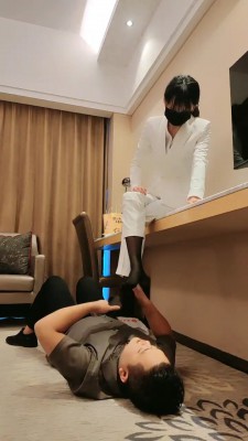 【暴力美学】偷拍女白领的下场 bf20069