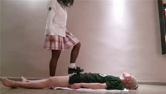 【00后蕬小乃】踩档虐裆，踩踏恋足