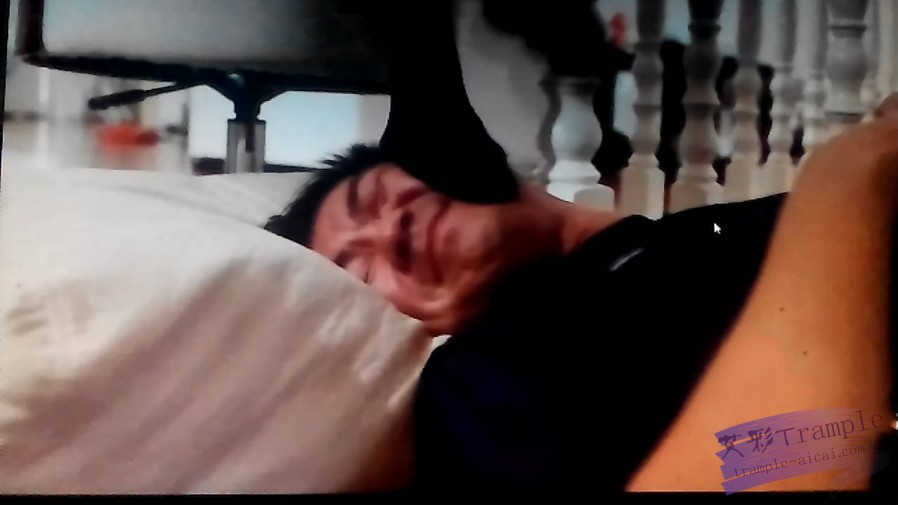 霸踩天下出品 碎花裙&百褶裙黑丝踩足球男_HD绳艺资源