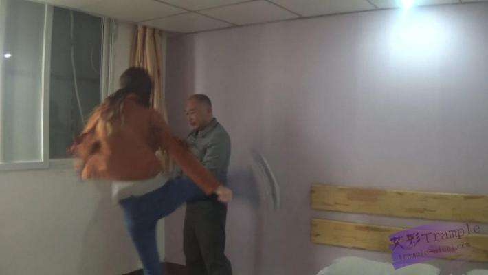 跆拳道美女人肉沙包