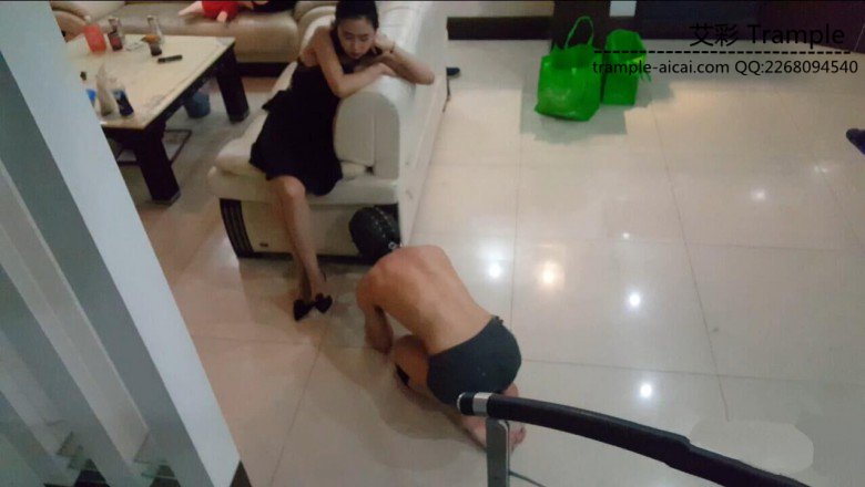 最新艾丝女王居家系列—–下贱狗奴求被踩死