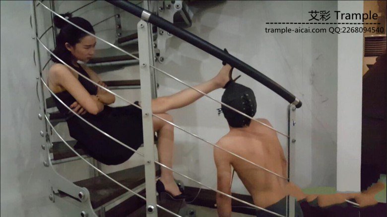 最新艾丝女王居家系列—–楼梯间调教贱狗