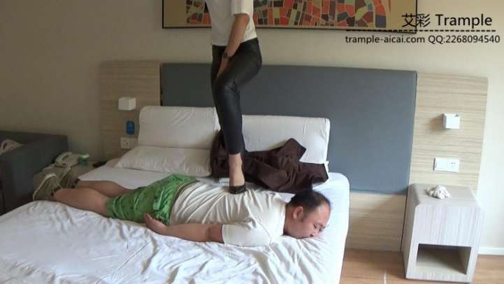 美女皮裤骑乘踩踏跪压