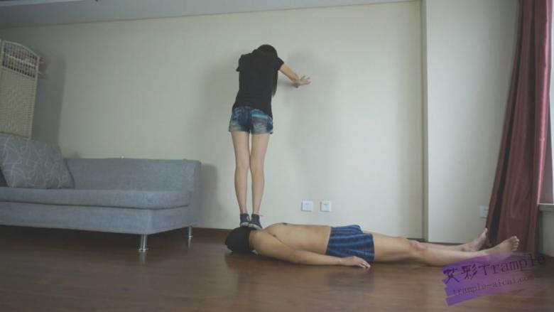 『灵魂女主』-帆布鞋白袜，舔脏鞋底羞辱，爆踩爆踢