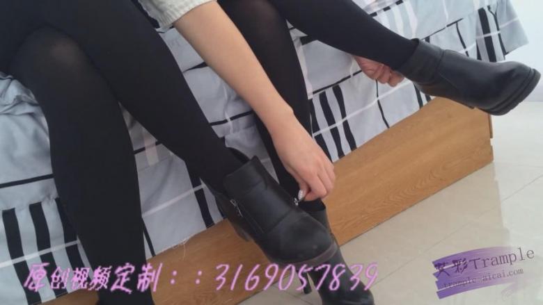 【精品典藏】双人妹子运动后马丁靴厚丝袜汗湿脚底记。