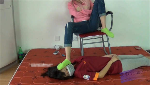 ★lulu和甜儿★第五十部 甜儿女王范碉堡天绿棉袜侮辱璐璐G-NV-133