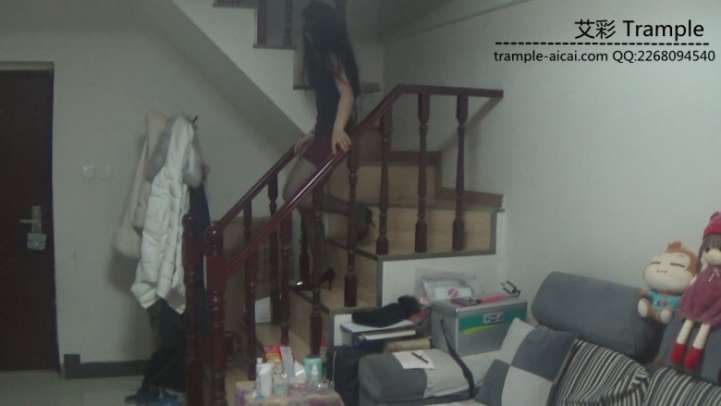 黑丝高跟靴子踩气球_HD绳艺资源