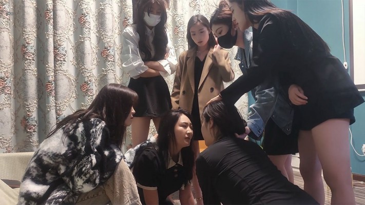 【血狼】5女王群调双女m踩踏踹/舔jio/转胯/间接圣水【完整版】 YC-230609-4