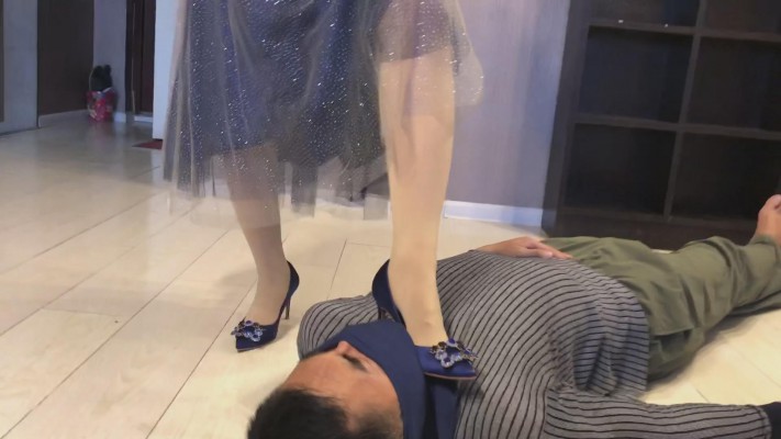 超级美女 踩踏调教 YC-220113-6