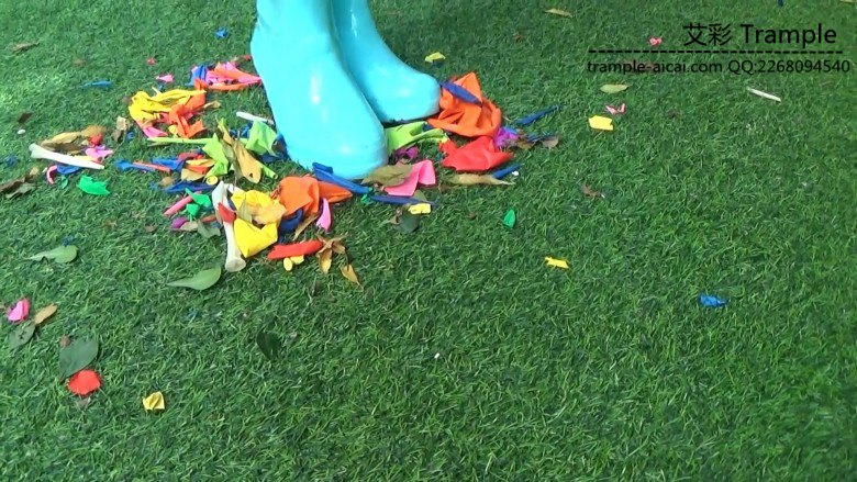 黑丝运动鞋雨靴踩气球