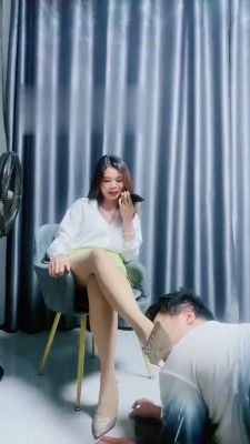 【婷婷】情侣主的脚下废物狗 bf17737