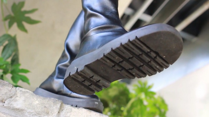 【黑丝诱惑】00后素人姣姣的室外黑丝诱惑长靴踩踏 YC-221110