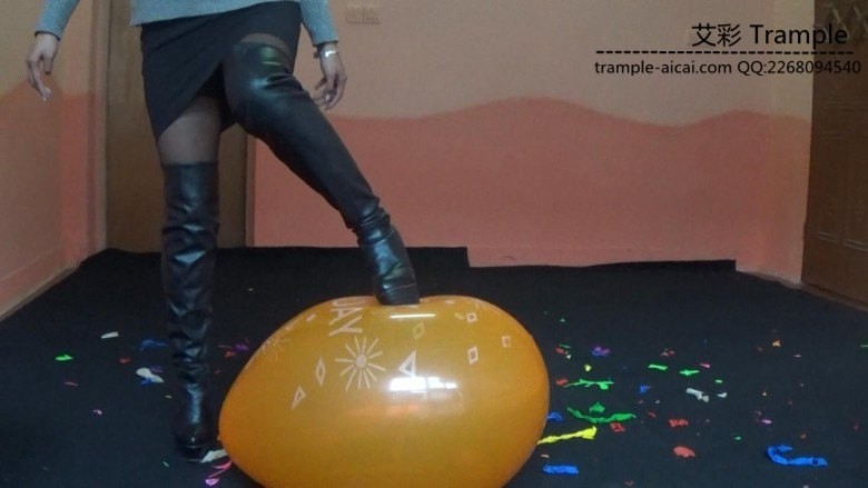 黑丝靴子踩气球2