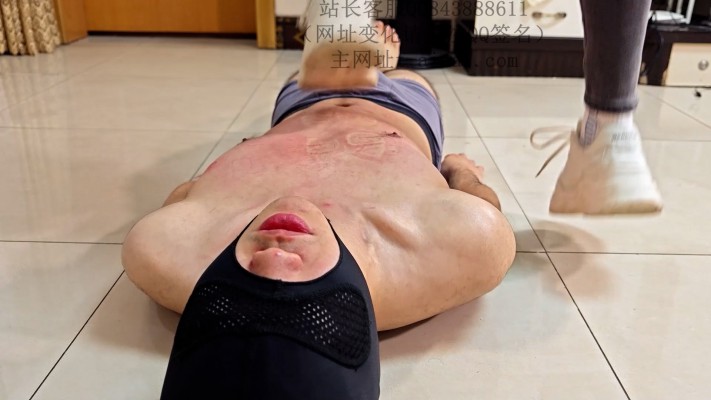 为了闻女神穿了5天的臭棉袜贱狗甘愿清理运动过后的脏鞋底，被女神暴力跳踩YC-230306-4