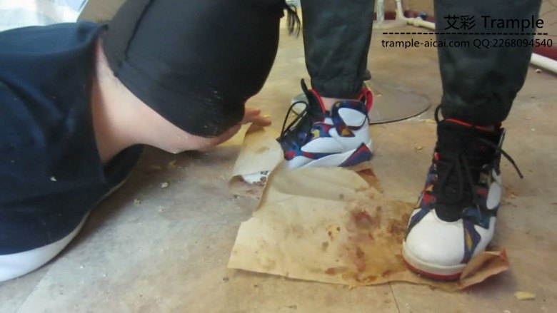 篮球长腿美女aj脏篮球鞋踩踏喂食语言羞辱