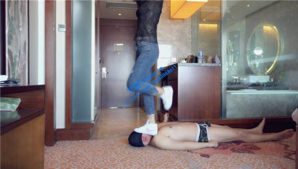 小默牛仔裤白袜运动鞋调教