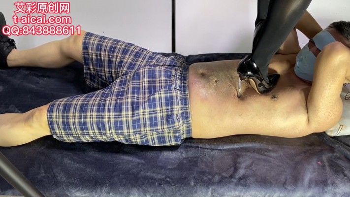 【新人】第一次视频多角度黑色12厘米高跟暴力跺踩肚子