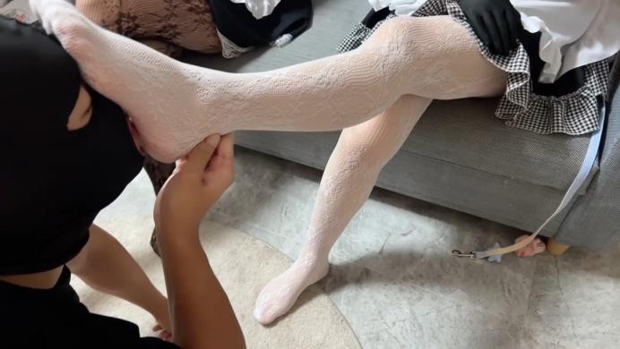 【珂玥】三女仆小姐姐调戏玩弄女仆小姐姐丝袜美脚跳踩踢打闻脚群虐臭狗奴YC-220719-4