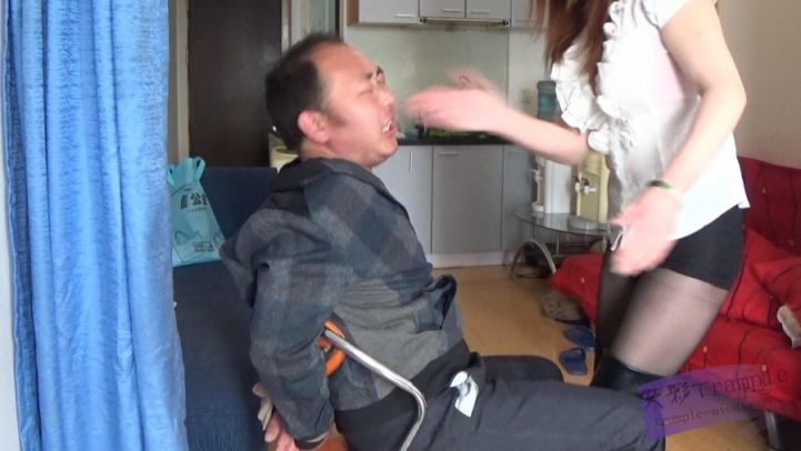 挟持美女秘书反被虐。