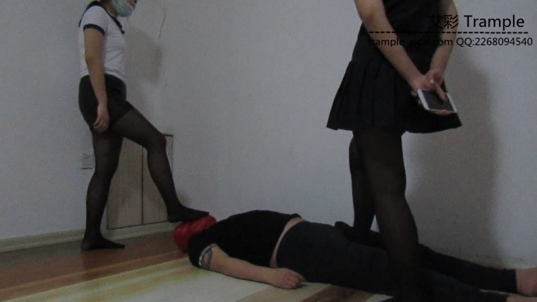 婷婷小徐第一次暴力踹裆