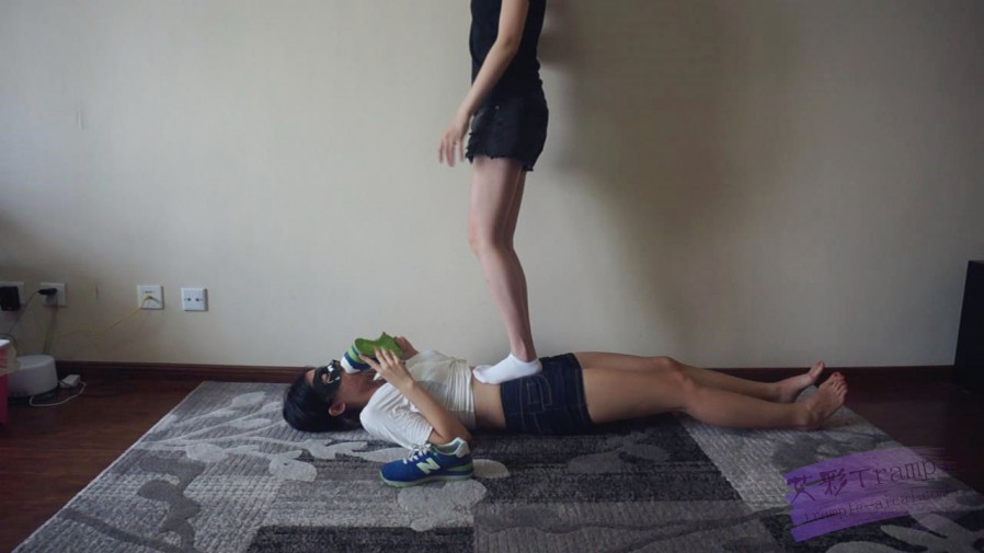 『小妮女女』白袜运动鞋的羞辱践踏女奴