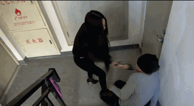 楼道狂扇两贱m耳光