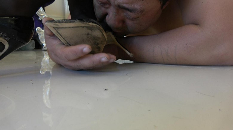 超脏泥鞋底舔鞋，暴力踹脸