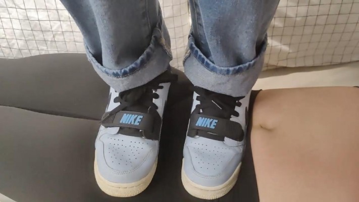 【珂珂女m】回归新作：被00后小彤全体重在身上踩鞋印 YC-221102-4