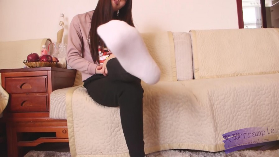 艾丝vivi边吃水果边羞辱观看的你