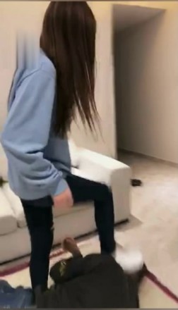 绝美vivi暴力踢脸踢裆发泄