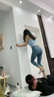 【麋鹿银儿】姐妹花暴力踩踏深喉贱狗 bf23114