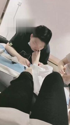 【妮蔻】沐足店公开舔脚伺候 bf17746