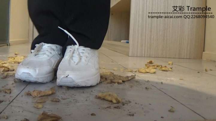 高跟白色运动鞋木板 物品粉碎