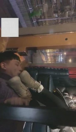 【VIVI】酒吧臭棉袜跺死贱狗