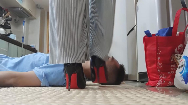 女神多视角踩贱狗多角度 YC-220119-7