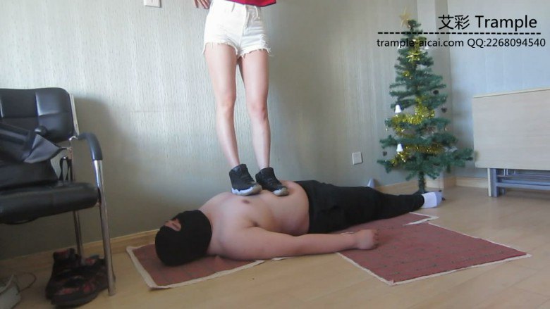 美女AJ11大魔王和AJ6篮球鞋高帮中轻度踩踏踢打