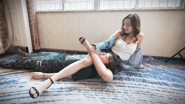 [MagicIMirror 魔镜少女]—随DJ牛仔裤脸上摇摆 MM-221221