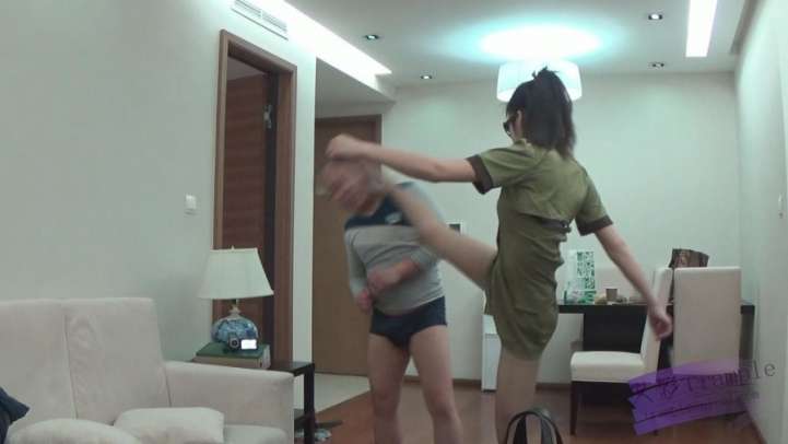 跆拳道女生玩死小偷.