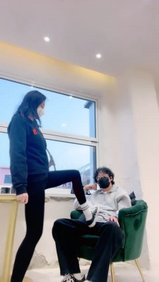 【大连小妮】奶茶店帆布鞋白袜踩帅哥 bf23369