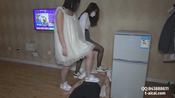 【素人S】欣欣和糖糖的双人运动鞋踩踏 YC-230331-8