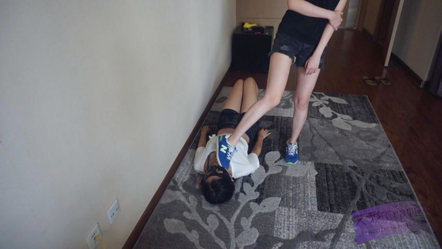 『小妮女女』白袜运动鞋的羞辱践踏女奴